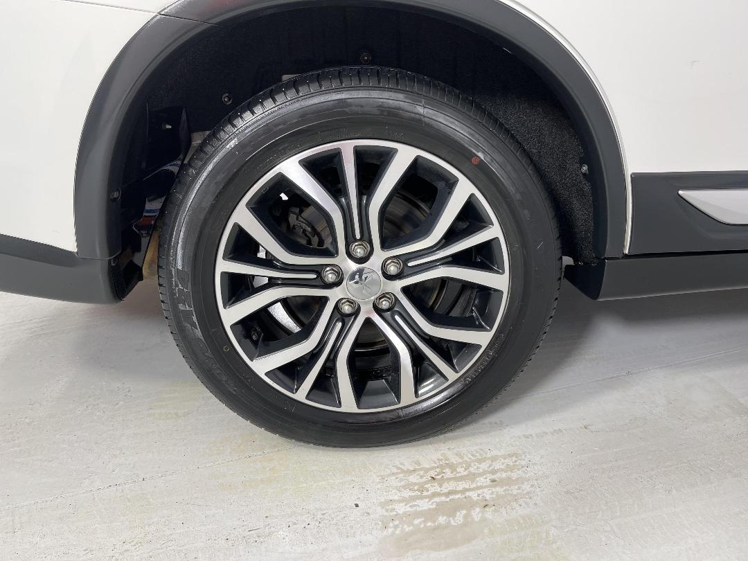 Photo '12' of Mitsubishi Outlander