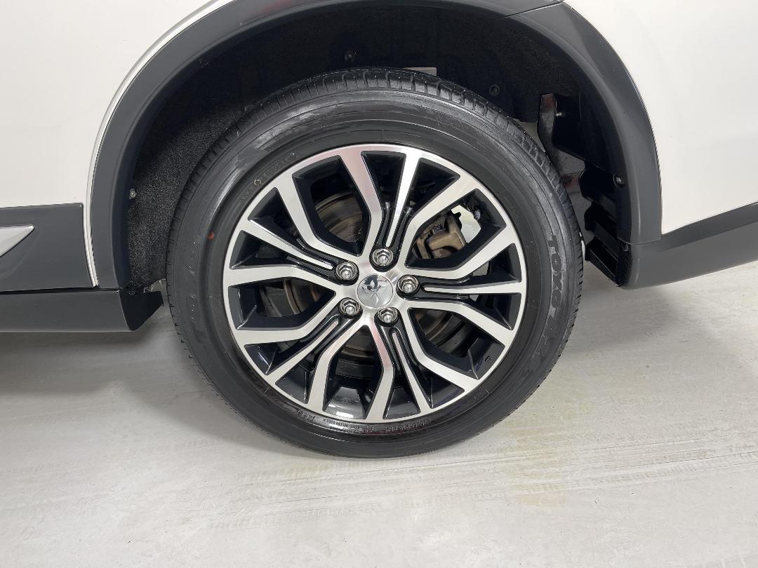 Photo '11' of Mitsubishi Outlander