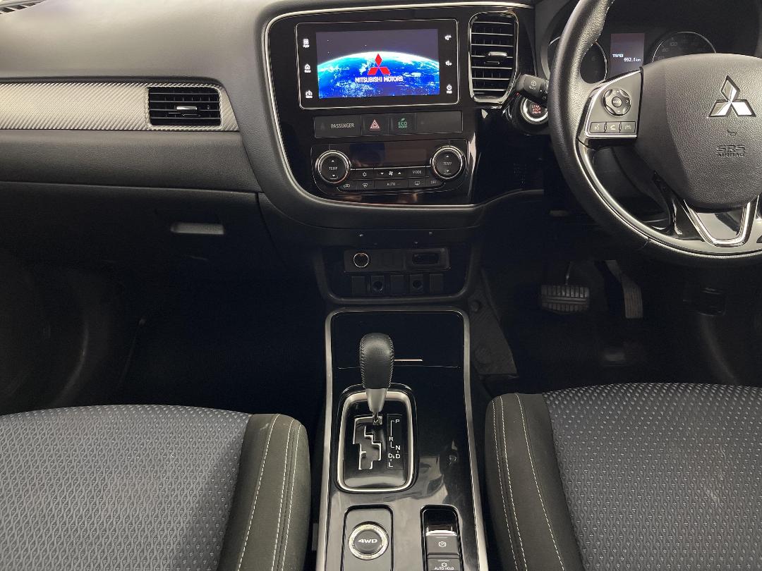 Photo '18' of Mitsubishi Outlander