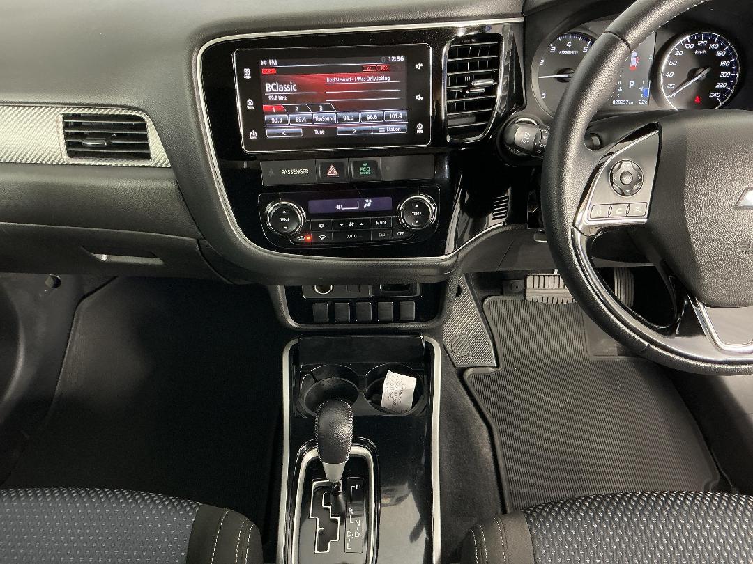 Photo '18' of Mitsubishi Outlander