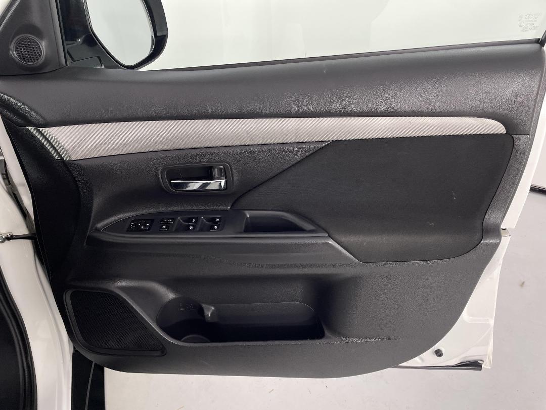 Photo '15' of Mitsubishi Outlander Photo '15' of Mitsubishi Outlander