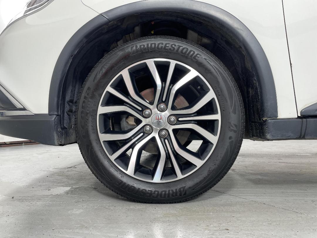 Photo '10' of Mitsubishi Outlander