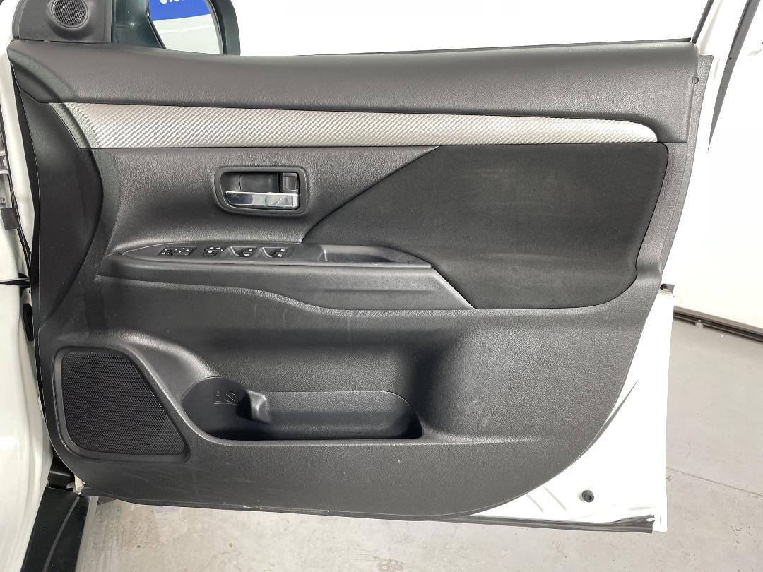 Photo '15' of Mitsubishi Outlander