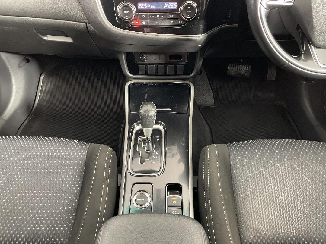 Photo '18' of Mitsubishi Outlander