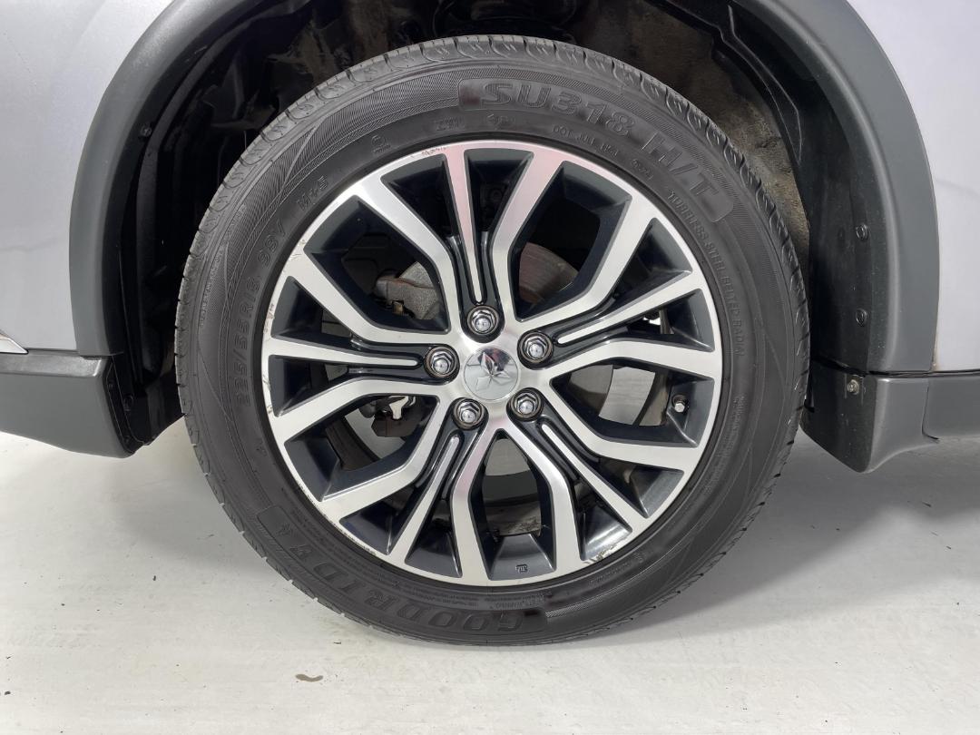 Photo '10' of Mitsubishi Outlander