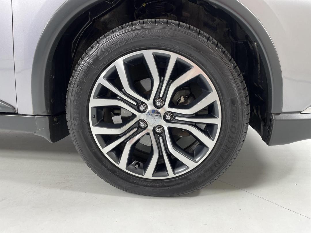 Photo '9' of Mitsubishi Outlander