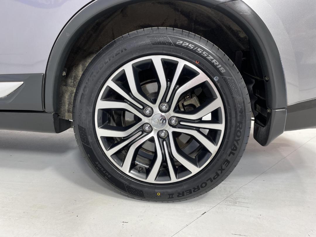 Photo '11' of Mitsubishi Outlander