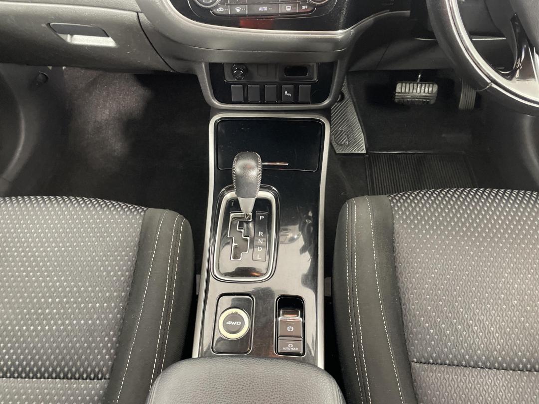 Photo '18' of Mitsubishi Outlander