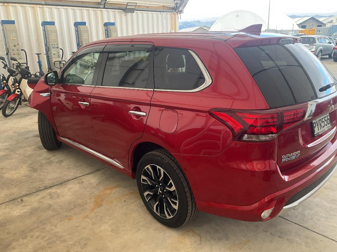 Photo '3' of Mitsubishi Outlander Phev Photo '3' of Mitsubishi Outlander Phev