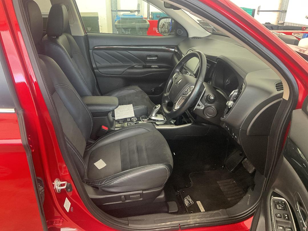 Photo '9' of Mitsubishi Outlander Phev Photo '9' of Mitsubishi Outlander Phev