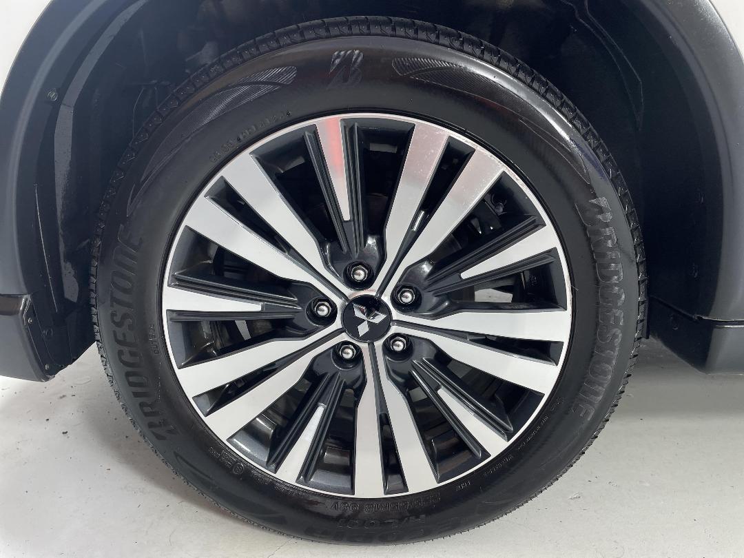 Photo '10' of Mitsubishi Outlander