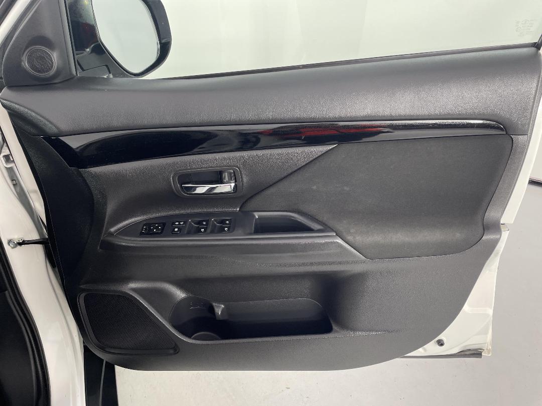 Photo '15' of Mitsubishi Outlander