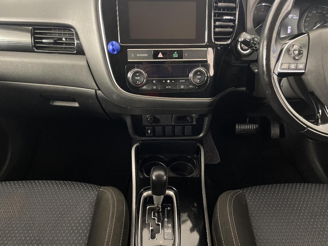 Photo '18' of Mitsubishi Outlander