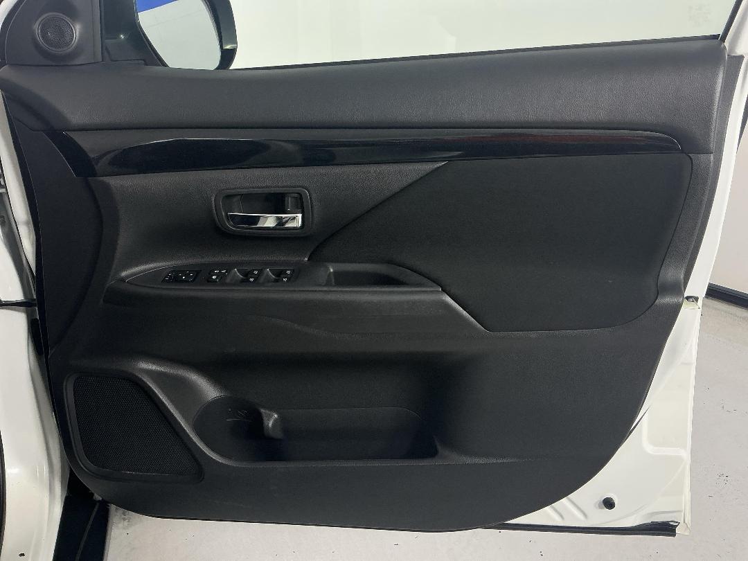 Photo '15' of Mitsubishi Outlander Photo '15' of Mitsubishi Outlander