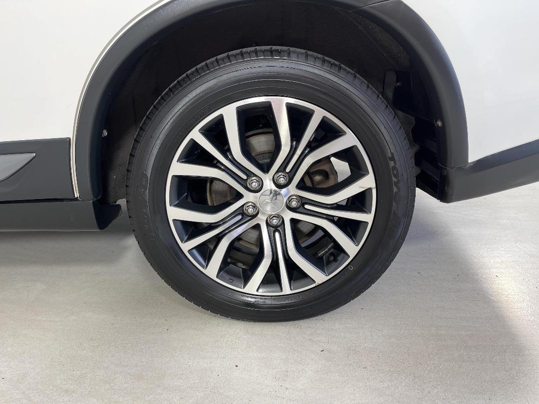 Photo '11' of Mitsubishi Outlander