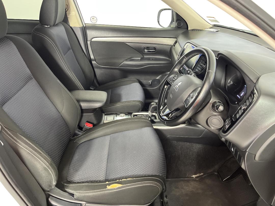 Photo '16' of Mitsubishi Outlander