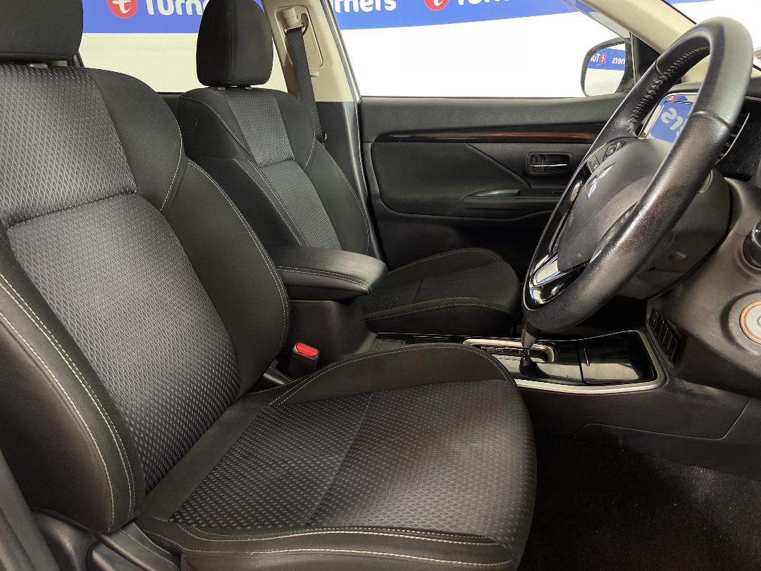 Photo '16' of Mitsubishi Outlander