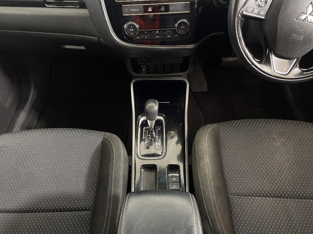 Photo '18' of Mitsubishi Outlander