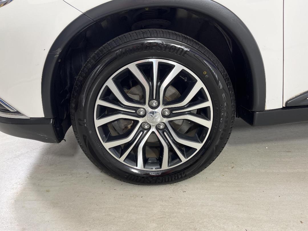 Photo '10' of Mitsubishi Outlander Photo '10' of Mitsubishi Outlander