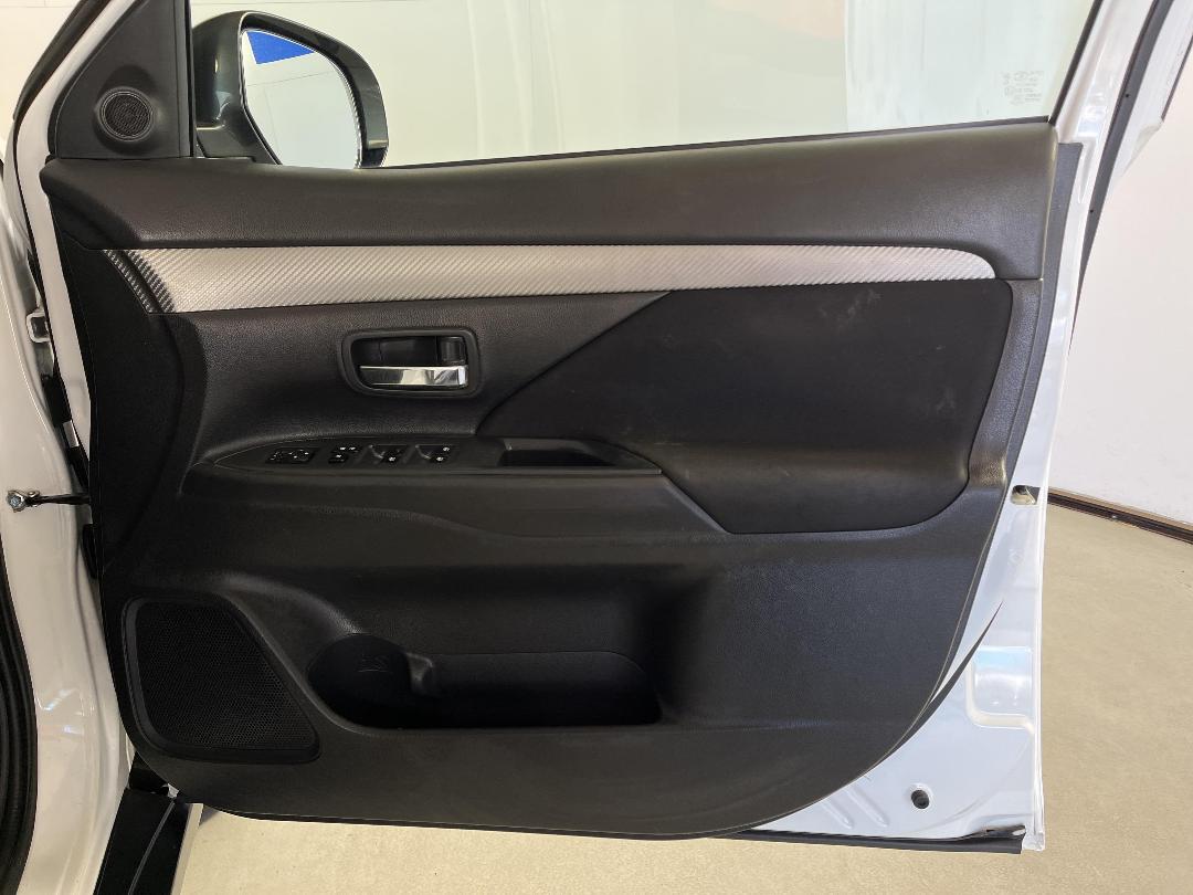 Photo '15' of Mitsubishi Outlander Photo '15' of Mitsubishi Outlander