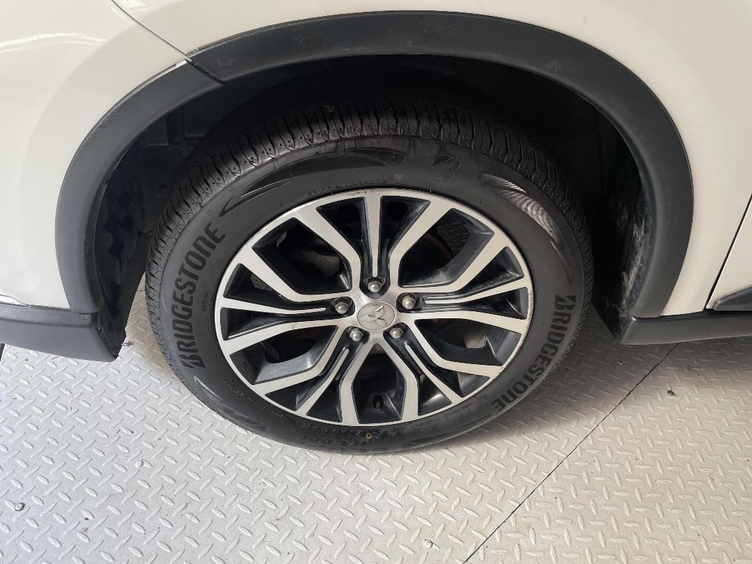 Photo '10' of Mitsubishi Outlander