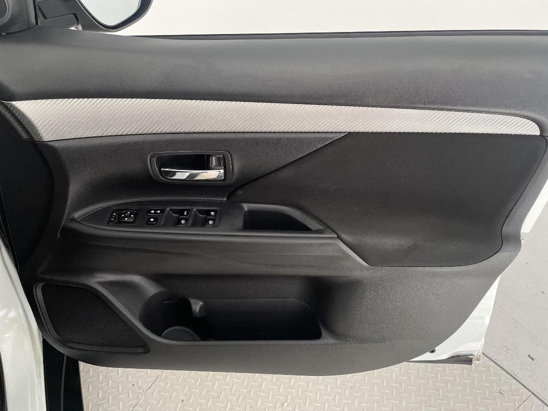 Photo '15' of Mitsubishi Outlander