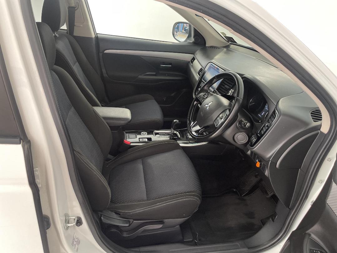 Photo '16' of Mitsubishi Outlander