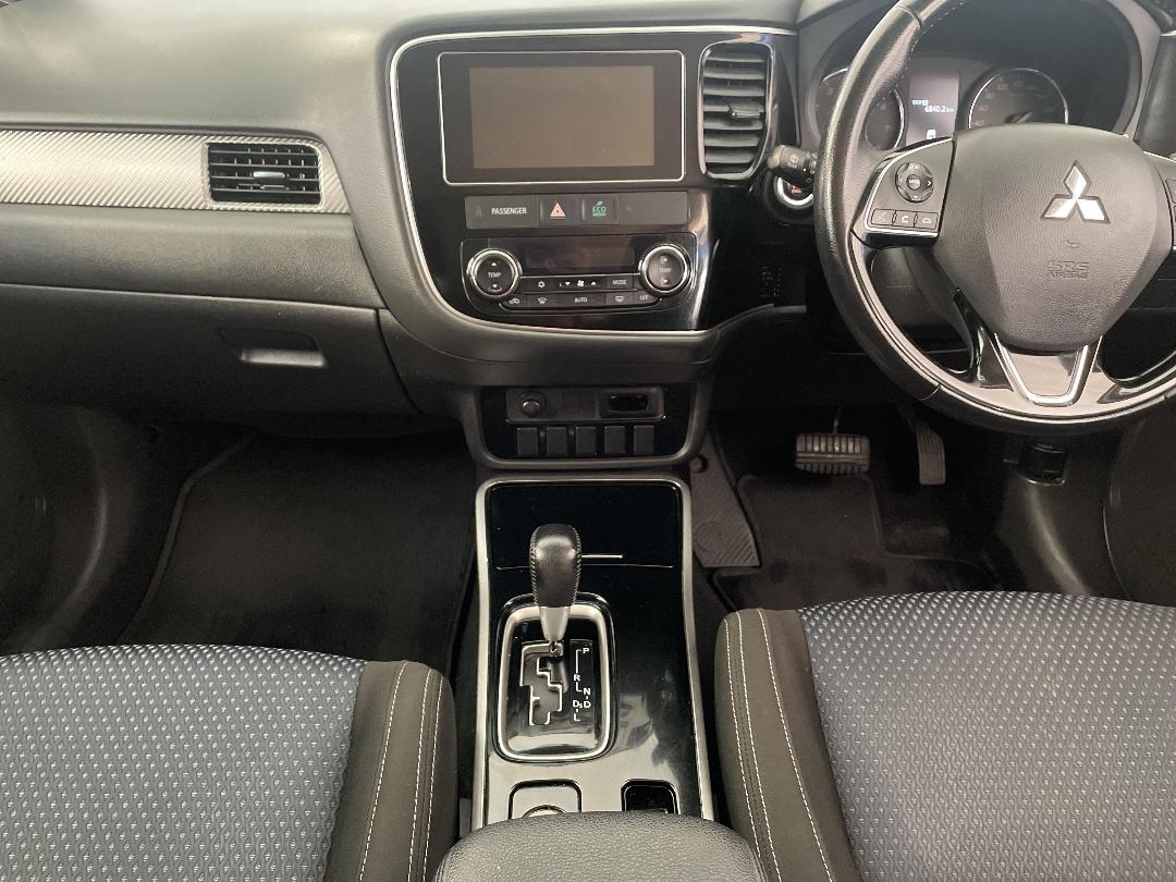 Photo '18' of Mitsubishi Outlander