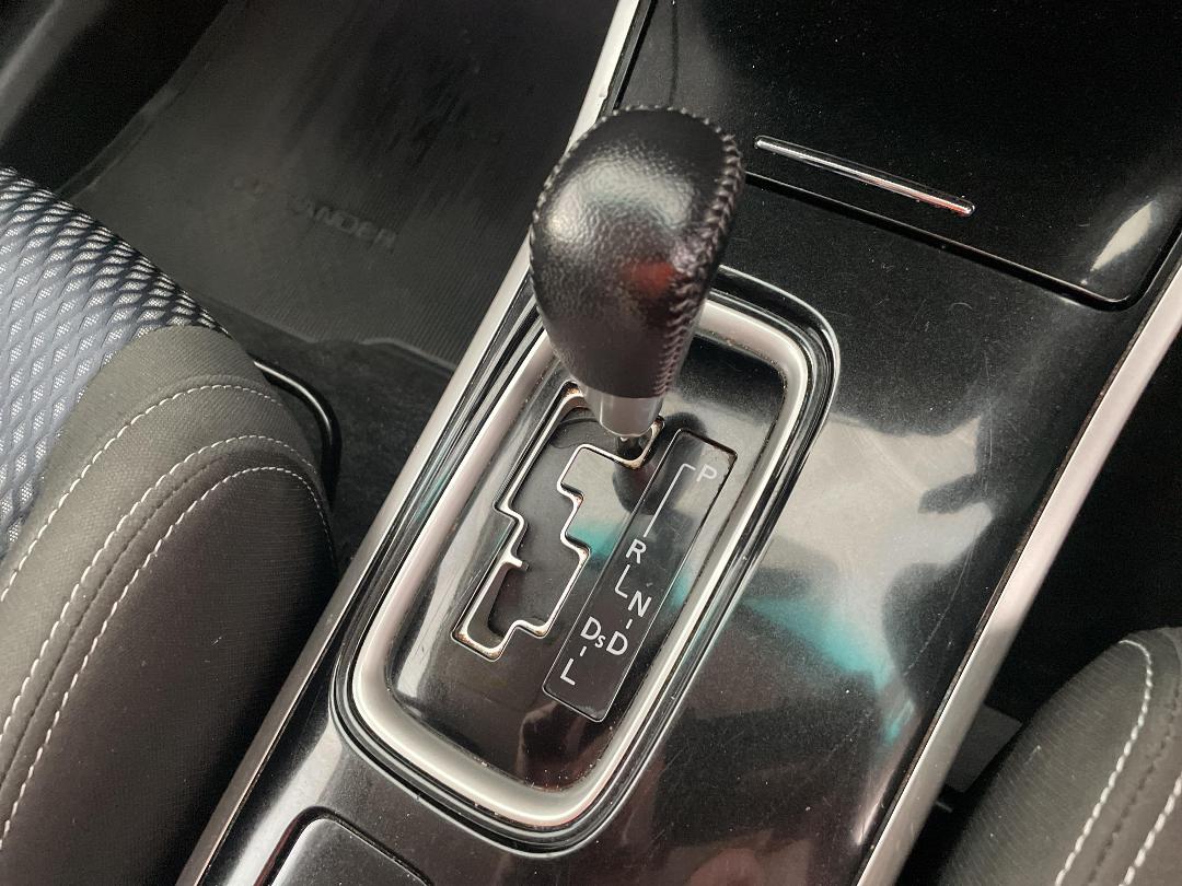 Photo '32' of Mitsubishi Outlander