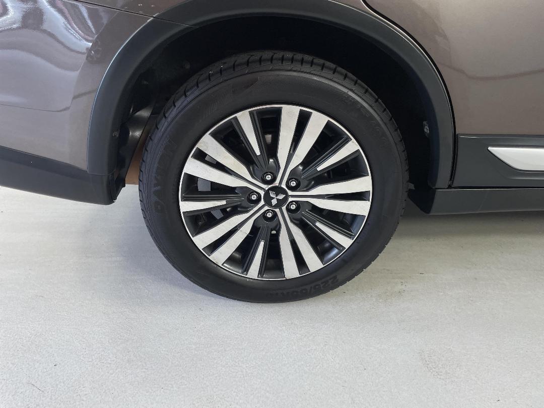 Photo '12' of Mitsubishi Outlander