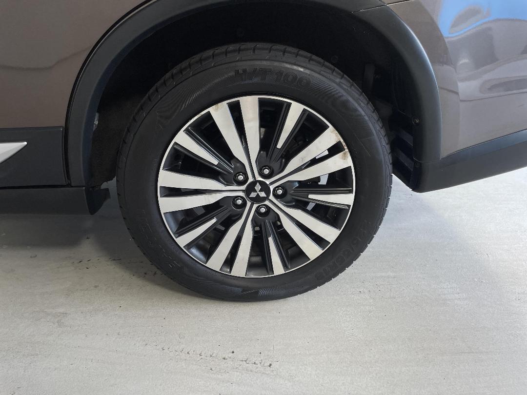 Photo '11' of Mitsubishi Outlander