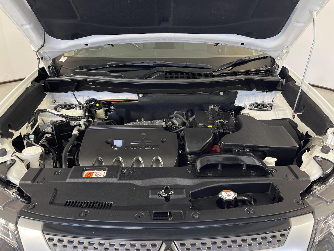 Photo '13' of Mitsubishi Outlander