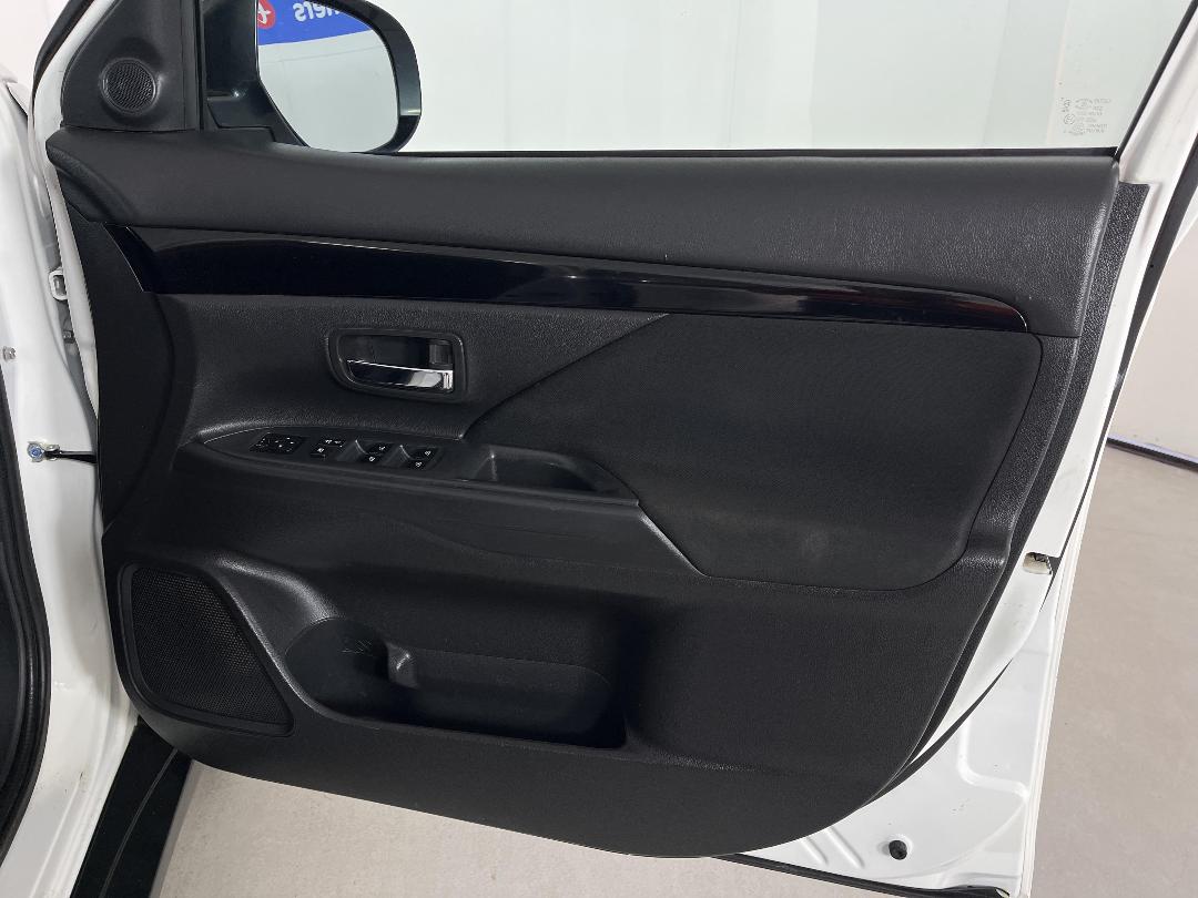 Photo '15' of Mitsubishi Outlander