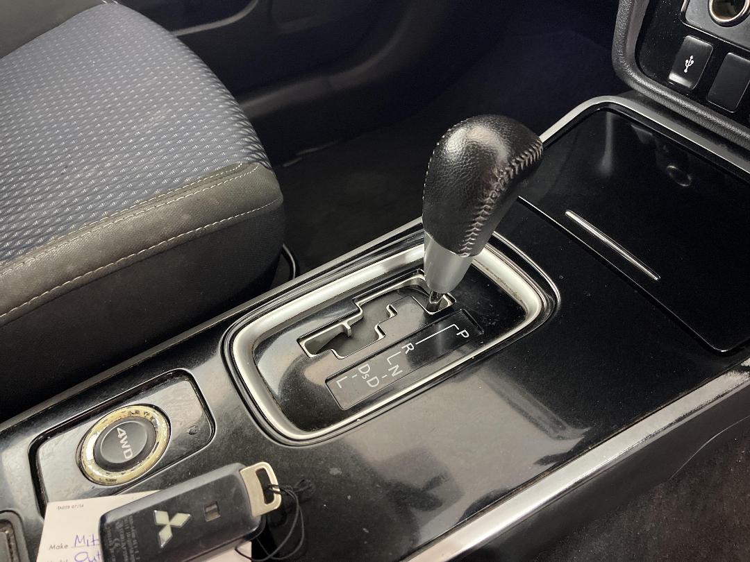 Photo '18' of Mitsubishi Outlander