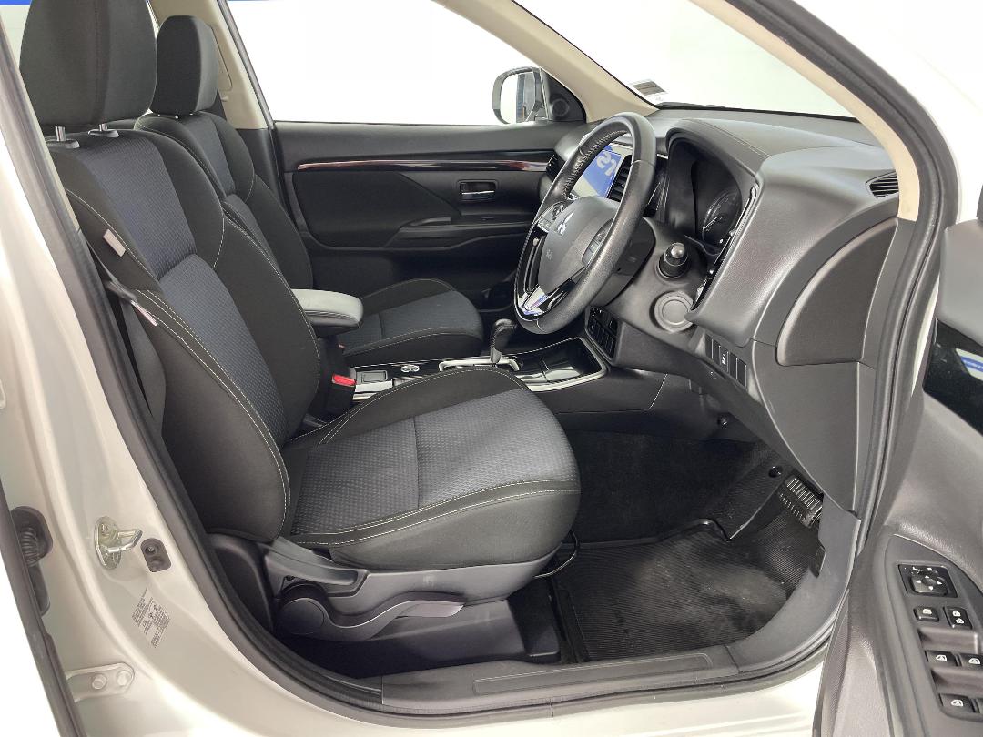 Photo '16' of Mitsubishi Outlander Photo '16' of Mitsubishi Outlander