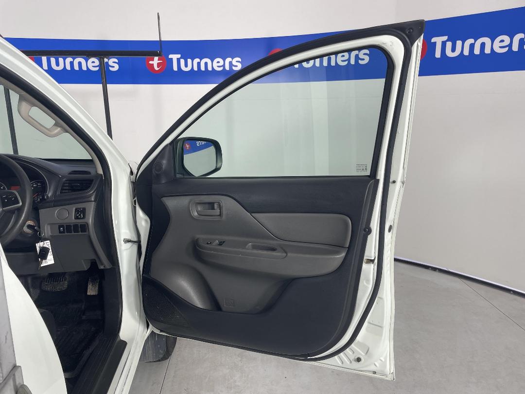 Photo '15' of Mitsubishi Triton