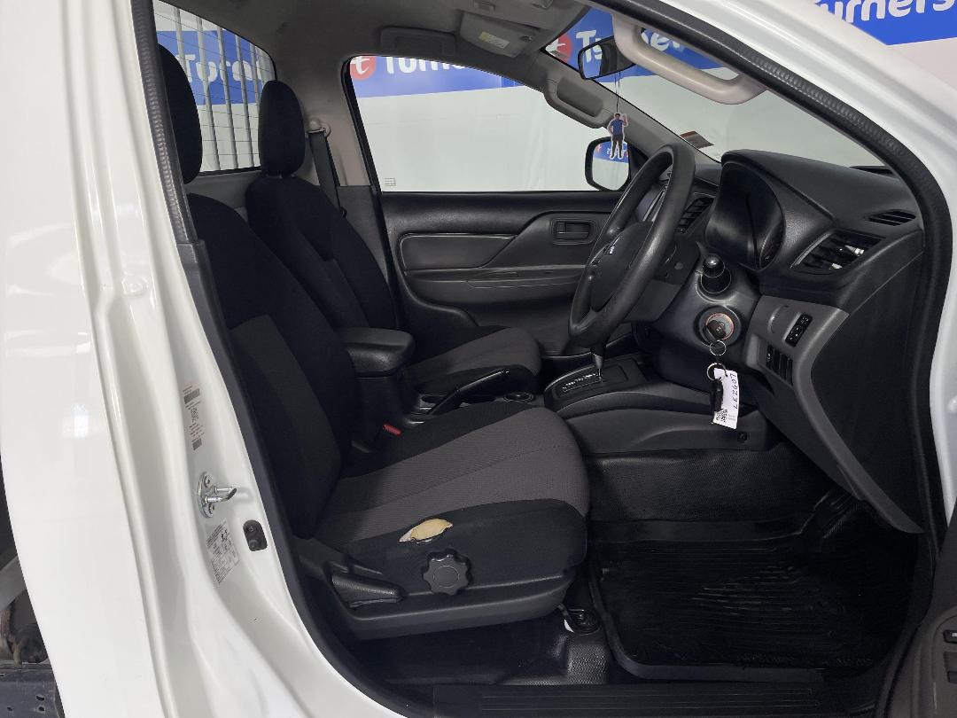 Photo '16' of Mitsubishi Triton