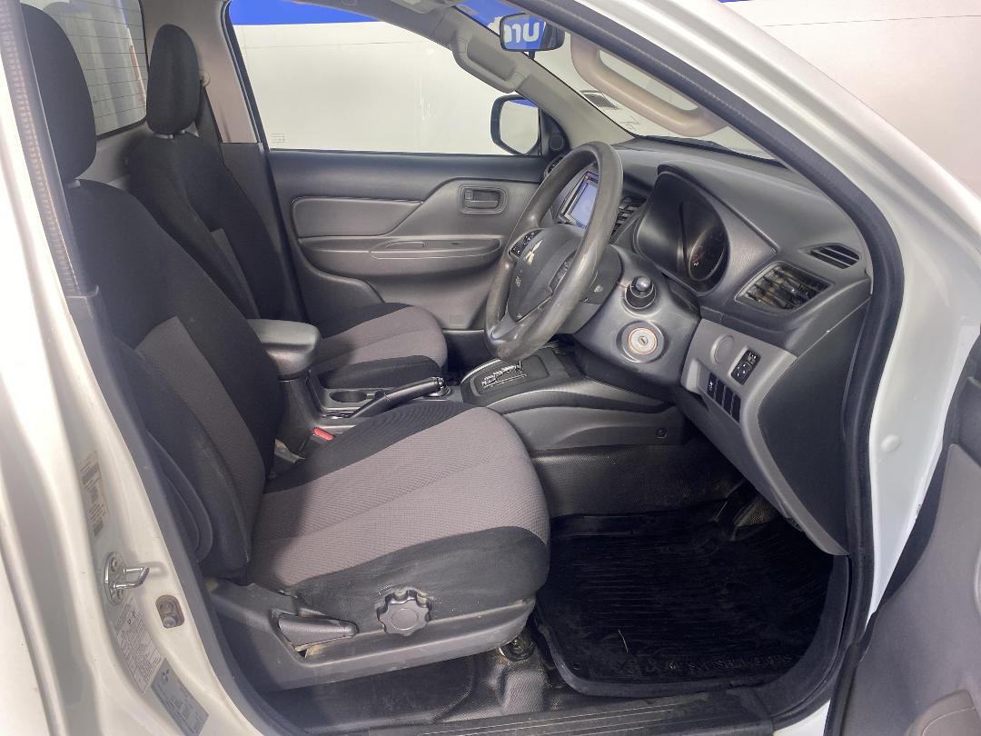 Photo '16' of Mitsubishi Triton