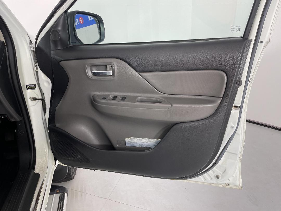 Photo '14' of Mitsubishi Triton