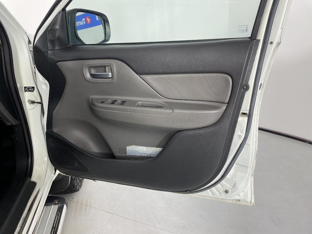 Photo '15' of Mitsubishi Triton