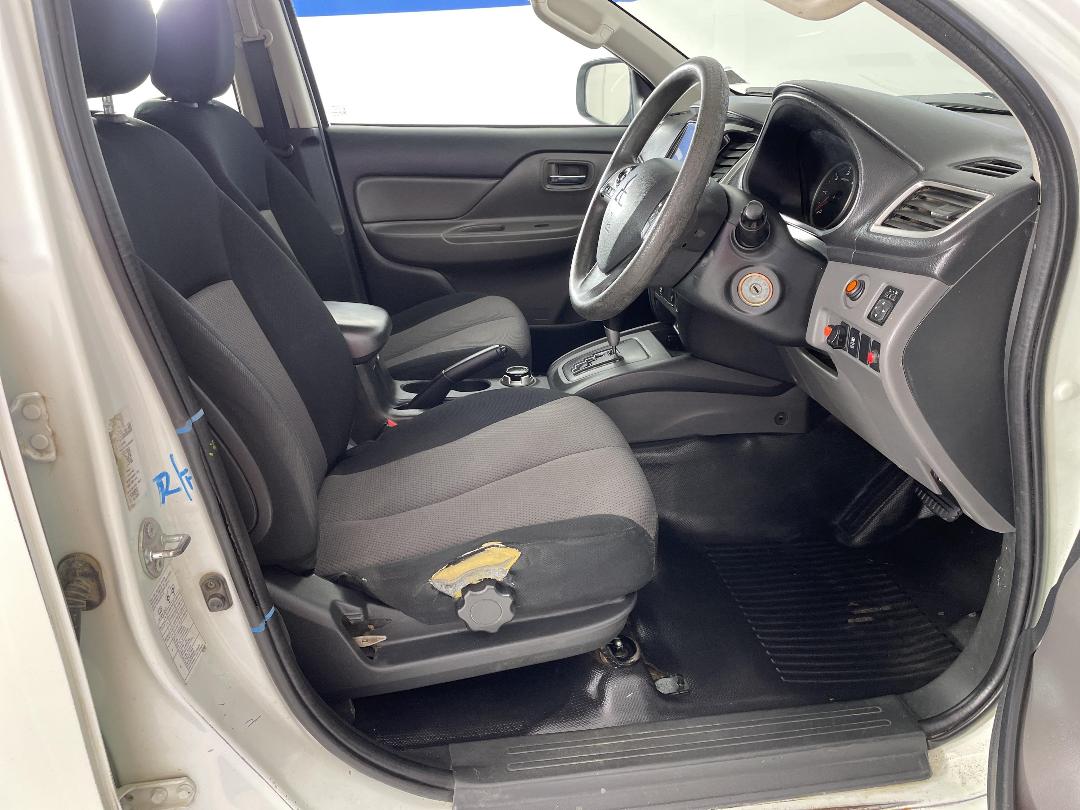 Photo '16' of Mitsubishi Triton