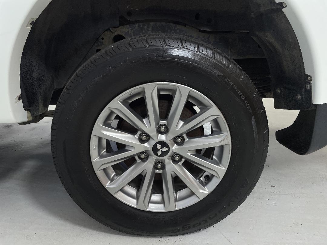 Photo '11' of Mitsubishi Triton