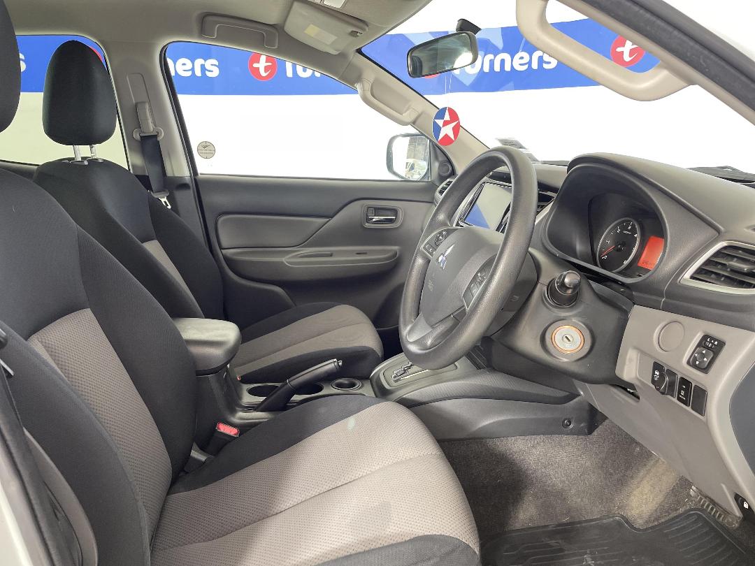 Photo '16' of Mitsubishi Triton