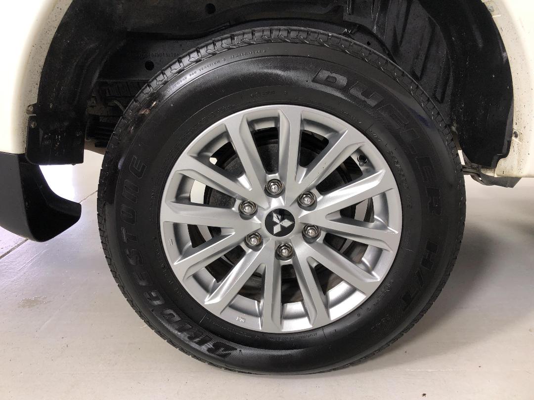 Photo '12' of Mitsubishi Triton