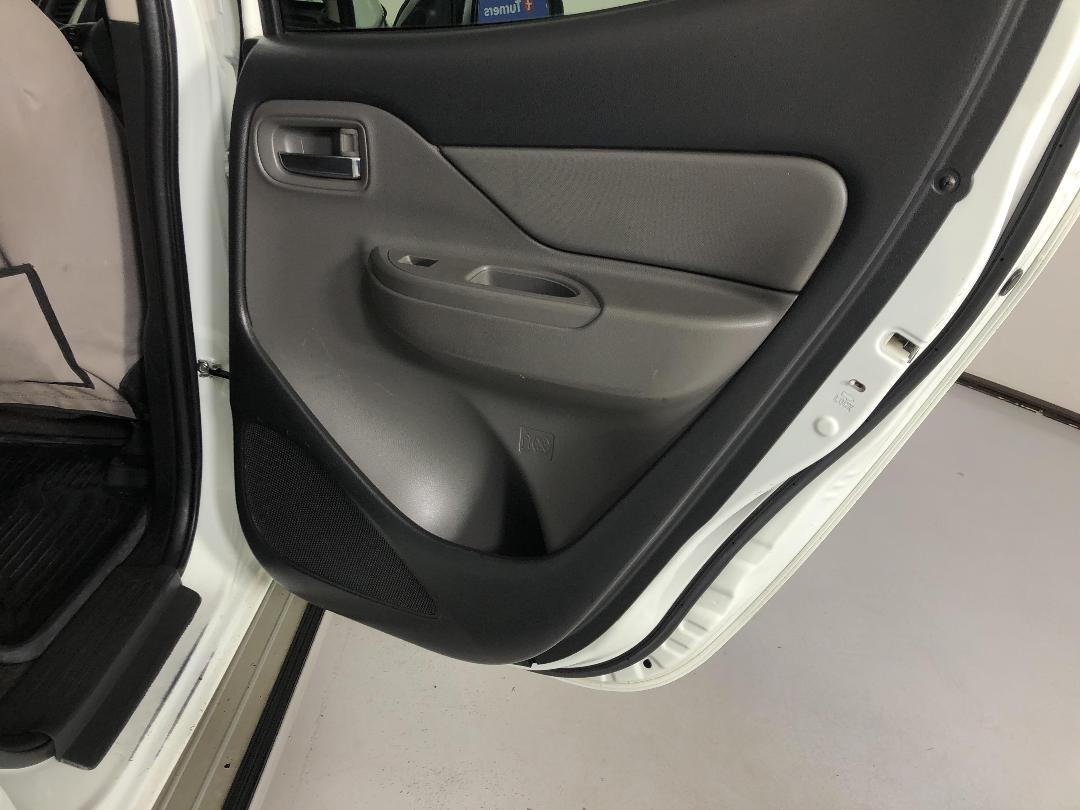 Photo '19' of Mitsubishi Triton