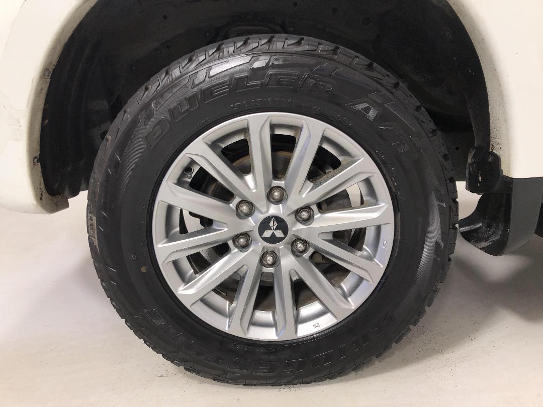 Photo '10' of Mitsubishi Triton