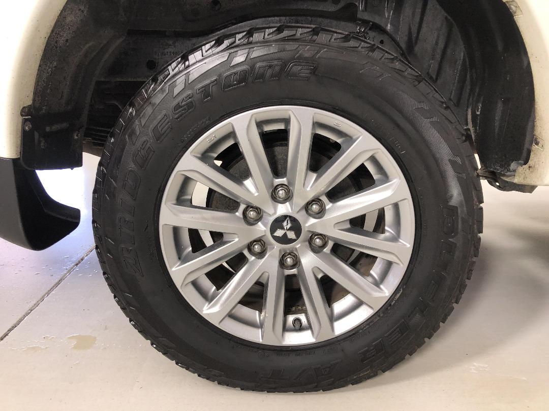 Photo '12' of Mitsubishi Triton