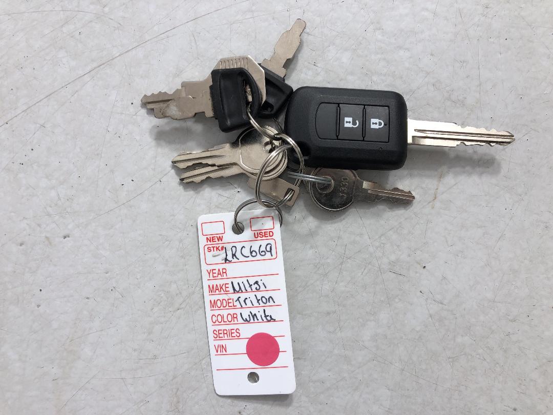 Photo '22' of Mitsubishi Triton