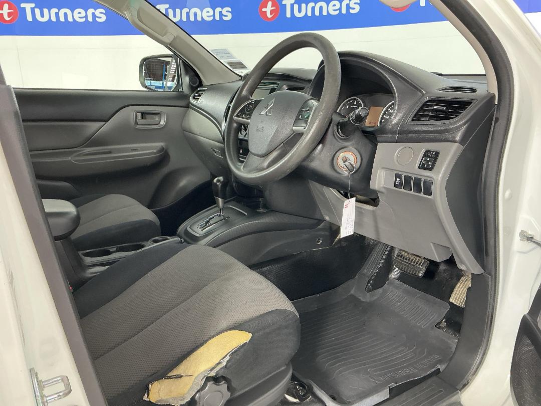 Photo '16' of Mitsubishi Triton