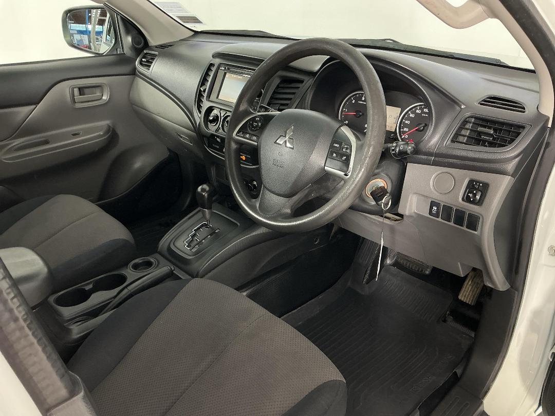 Photo '17' of Mitsubishi Triton